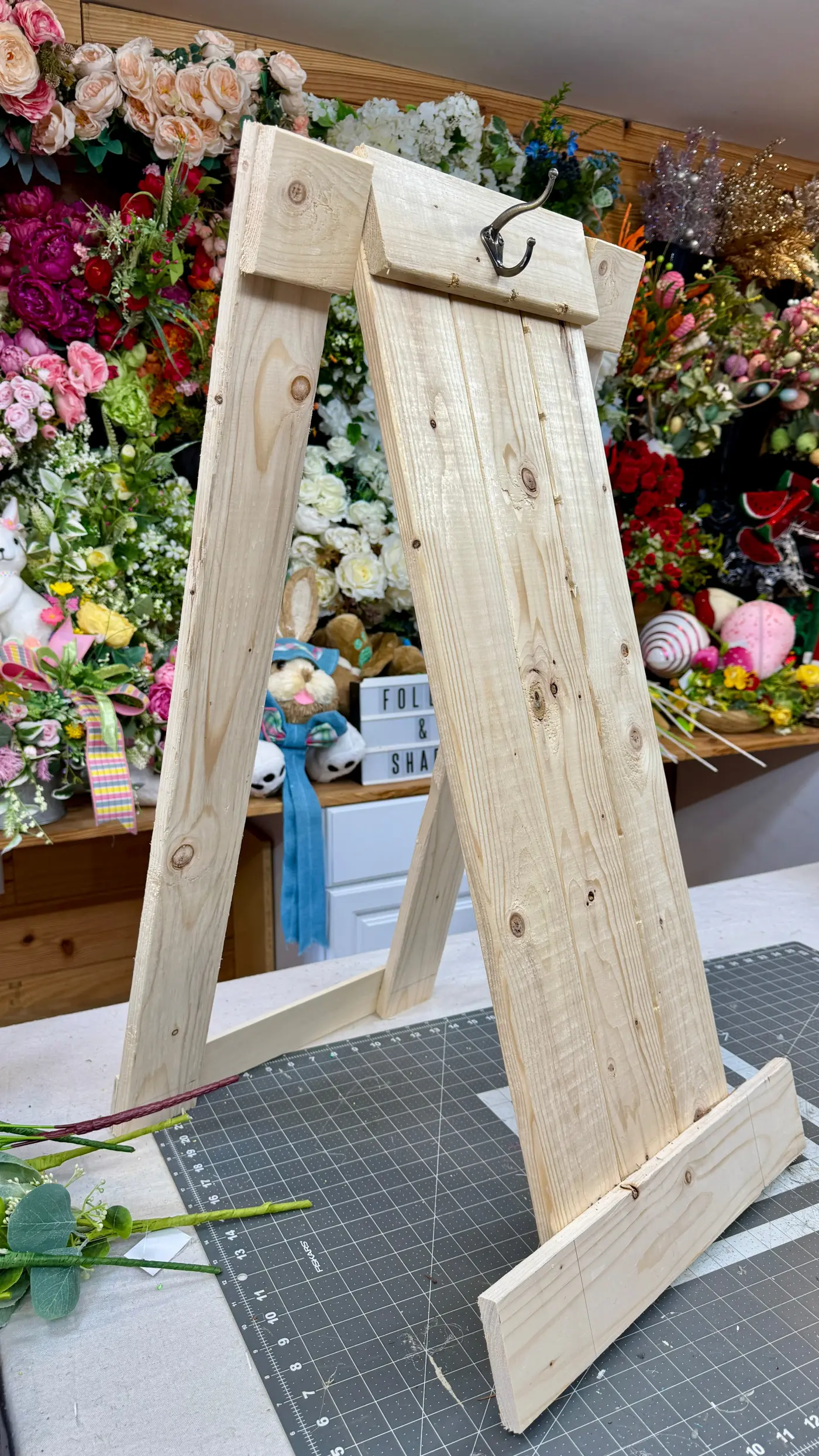 The wreath making easel, view 3